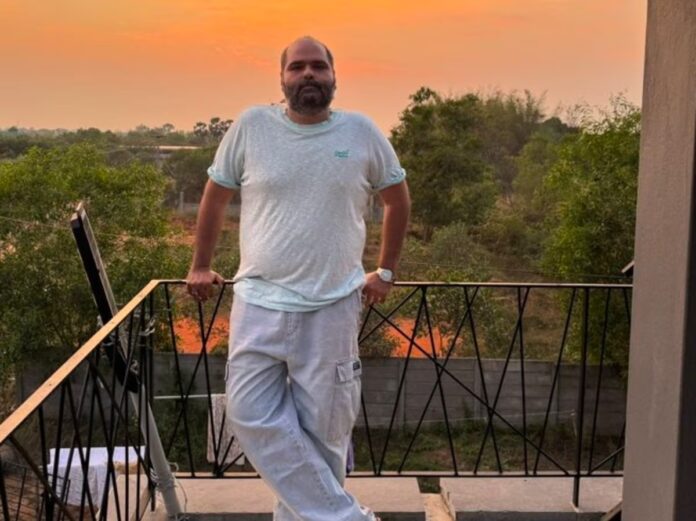 मुंबई पुलिस ने Kunal Kamra के पुराने घर पर मारा छापा, कॉमेडियन ने कसा मजाकिया तंज मुंबई पुलिस ने Kunal Kamra के पुराने घर पर मारा छापा, कॉमेडियन ने कसा मजाकिया तंज