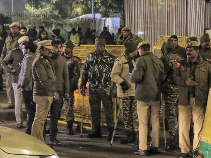 Pahalgam Terror Attack: Delhi-Mumbai, समेत कई शहर हाई अलर्ट पर, देशभर में सुरक्षा कड़ी Pahalgam Terror Attack: Delhi-Mumbai, समेत कई शहर हाई अलर्ट पर, देशभर में सुरक्षा कड़ी