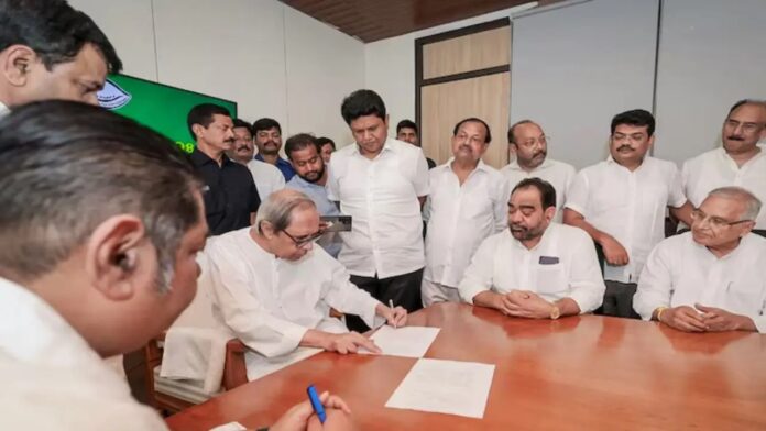 BJD अध्यक्ष पद के लिए नौवीं बार नवीन पटनायक ने भरा नामांकन, सियासत क्यों गरमाई BJD अध्यक्ष पद के लिए नौवीं बार नवीन पटनायक ने भरा नामांकन, सियासत क्यों गरमाई