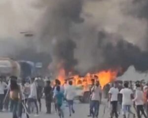 West Bengal Protest: वक्फ कानून के खिलाफ जल रहा बंगाल, 3 की मौत, इंटरनेट बंद, पैरामिलिट्री तैनात