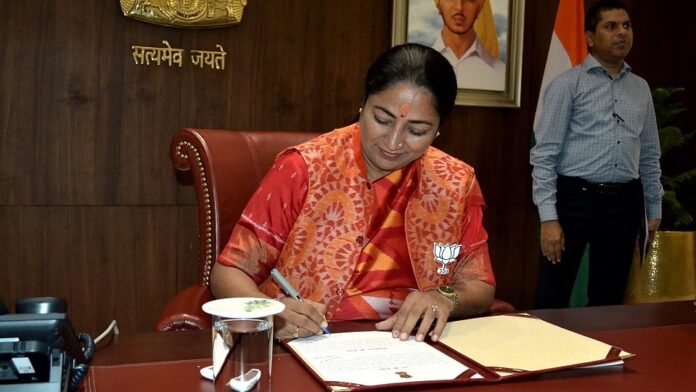 दिल्ली में निजी स्कूलों पर CM रेखा गुप्ता का एक्शन मोड, फीस बढ़ोतरी पर बवाल