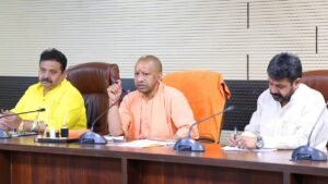 CM Yogi का 33 IAS अधिकारियों पर चला हंटर, वाराणसी सहित 11 जिलों के DM बदले