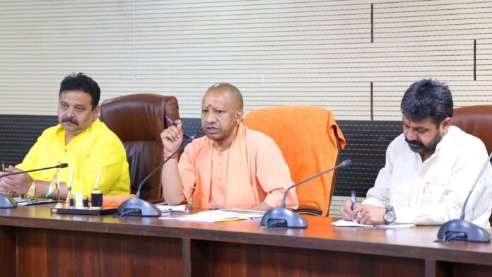 CM Yogi का 33 IAS अधिकारियों पर चला हंटर, वाराणसी सहित 11 जिलों के DM बदले