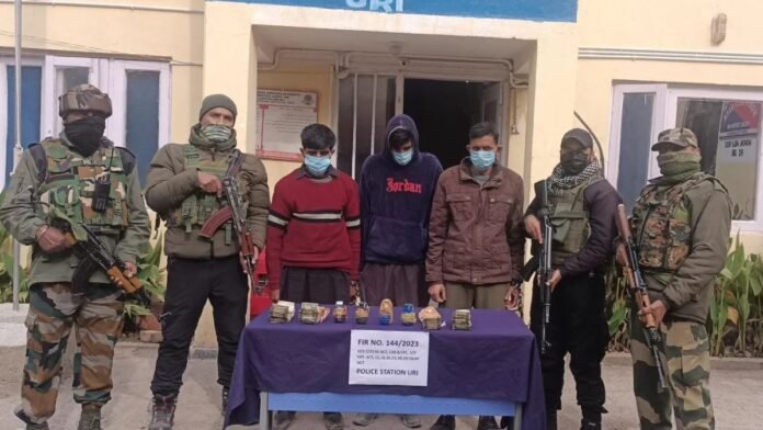शोपियां में बड़ी कामयाबी: लश्कर-ए-तैयबा के दो हाइब्रिड आतंकी गिरफ्तार, हथियार और गोला-बारूद बरामद शोपियां में बड़ी कामयाबी: लश्कर-ए-तैयबा के दो हाइब्रिड आतंकी गिरफ्तार, हथियार और गोला-बारूद बरामद