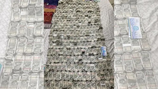 भुवनेश्वर में सरकारी इंजीनियर ने खिड़की से फेंके 500 के नोटों की गड्डियां, 2 करोड़ से अधिक नकदी बरामद भुवनेश्वर में सरकारी इंजीनियर ने खिड़की से फेंके 500 के नोटों की गड्डियां, 2 करोड़ से अधिक नकदी बरामद
