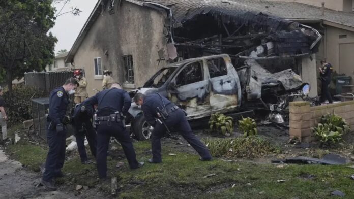 San Diego में निजी विमान दुर्घटनाग्रस्त, कई लोगों की मौत की आशंका, सड़क पर गिरा विमान