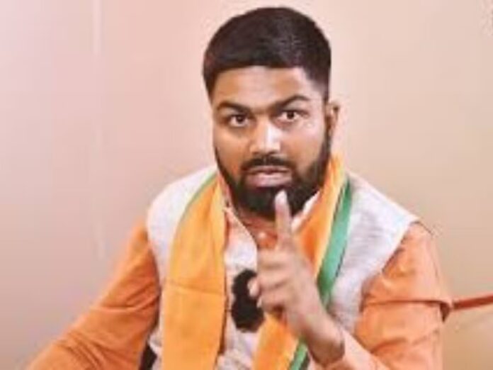 PMCH में YouTuber Manish Kashyap को कुटा गया, पहले पड़े तमाचे फिर बनाए गए बंधक PMCH में YouTuber Manish Kashyap को कुटा गया, पहले पड़े तमाचे फिर बनाए गए बंधक