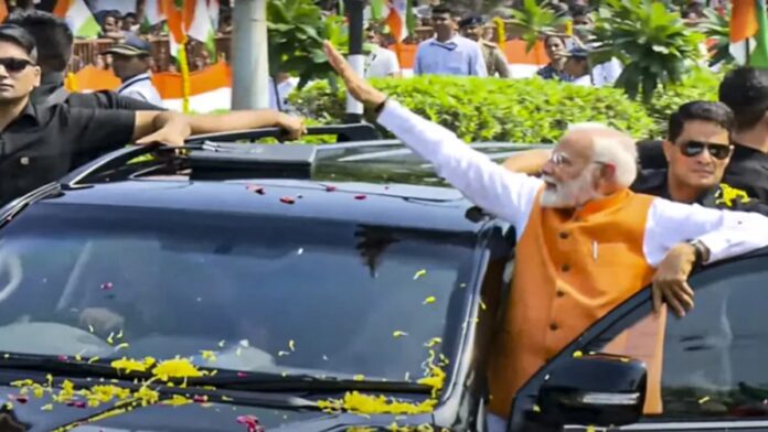 गुजरात दौरे पर पीएम मोदी, ₹77,400 करोड़ की परियोजनाओं का उद्घाटन गुजरात दौरे पर पीएम मोदी, ₹77,400 करोड़ की परियोजनाओं का उद्घाटन