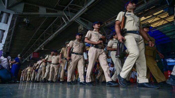 मुंबई दहशत के साए में! एयरपोर्ट और ताज होटल को उड़ाने की धमकी, अफजल गुरु और सईबाबू की फांसी का दिया हवाला मुंबई दहशत के साए में! एयरपोर्ट और ताज होटल को उड़ाने की धमकी, अफजल गुरु और सईबाबू की फांसी का दिया हवाला