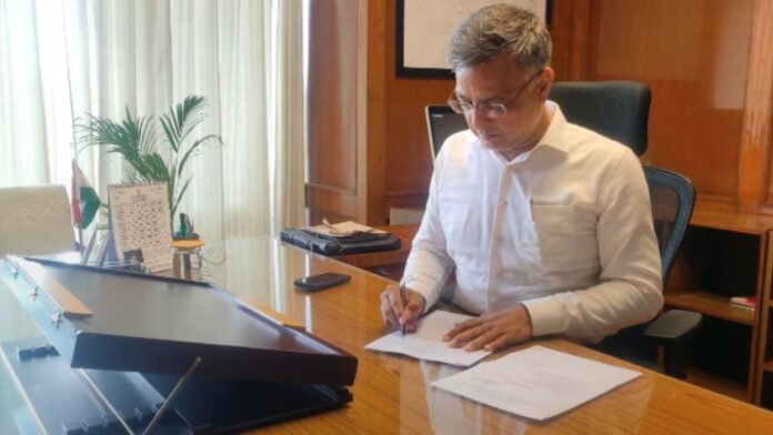 IAS officer Ajitabh Sharma के बयान से मची खलबली, 