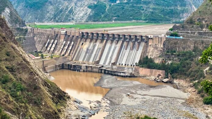 भारत ने चेनाब नदी का पानी रोका, पाकिस्तान में गहराया भीषण जल संकट, पानी के लिए तरस रहे लोग