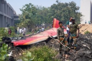 Ahmedabad Plane Crash के पीछे 3 अधिकारियों पर लगे लापरवाही के आरोप, तीन अधिकारियों को हटाने का दिया आदेश
