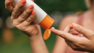 क्यों है सनस्क्रीन जरुरी, क्या केवल गर्मियों के लिए है Sunscreen?