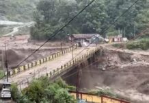 हिमाचल प्रदेश में बादल फटने से तबाही, दो की मौत, दर्जनों लापता; राहत-बचाव अभियान हिमाचल प्रदेश में बादल फटने से तबाही, दो की मौत, दर्जनों लापता; राहत-बचाव अभियान