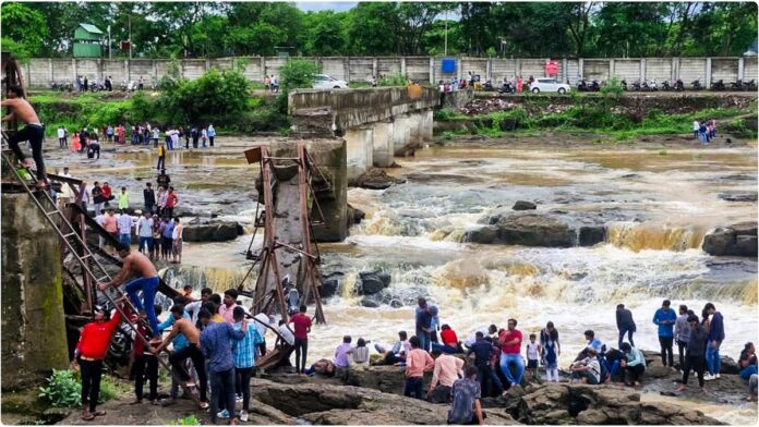 Pune Bridge Collapsed: इंद्रायणी नदी पर लोहे का पुल ढहा, दो की मौत, कई लापता