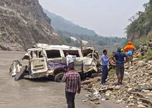 Rudraprayag Bus Accident: अलकनंदा नदी में गिरी मिनी बस, 1 की मौत, 7 घायल, 11 लापता