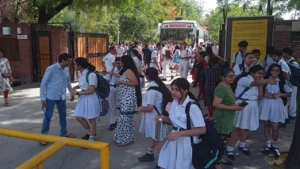 दिल्ली के स्कूलों को लगातार बम धमकियाँ, तीसरे दिन भी मचा हड़कंप