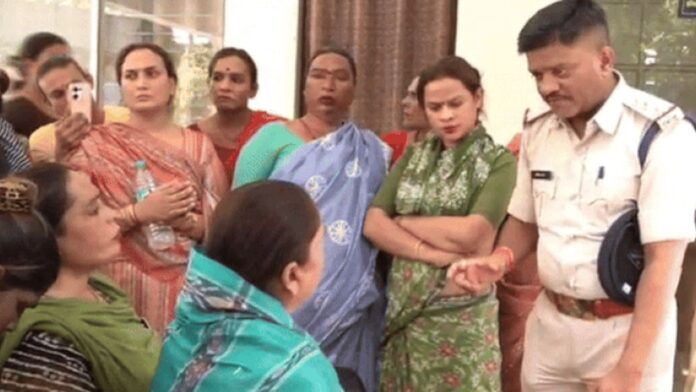 इंदौर में लोगों को जबरन इस्लाम कबूल करवाया गया, मना करने पर HIV संक्रमित इंजेक्शन लगाए गए, SIT जांच शुरू इंदौर में लोगों को जबरन इस्लाम कबूल करवाया गया, मना करने पर HIV संक्रमित इंजेक्शन लगाए गए, SIT जांच शुरू