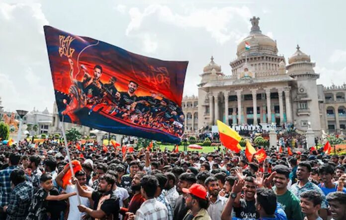 RCB Victory Parade Stampede Case: बिना पुलिस इजाज़त के बुलाया था भीड़, हाई कोर्ट में सौंपी जांच रिपोर्ट, विराट भी जांच के घेरे में RCB Victory Parade Stampede Case: बिना पुलिस इजाज़त के बुलाया था भीड़, हाई कोर्ट में सौंपी जांच रिपोर्ट, विराट भी जांच के घेरे में
