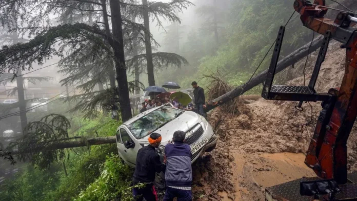 हिमाचल में बारिश से तबाही: 60 से अधिक मौतें, ₹400 करोड़ की संपत्ति का नुकसान, जलवायु संकट की चेतावनी साफ़ हिमाचल में बारिश से तबाही: 60 से अधिक मौतें, ₹400 करोड़ की संपत्ति का नुकसान, जलवायु संकट की चेतावनी साफ़