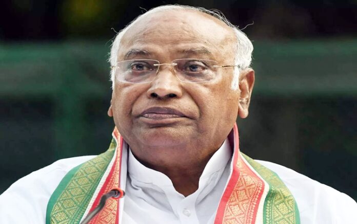 à¤°à¤¾à¤¯à¤ªà¥à¤° à¤®à¥à¤ à¤­à¤¾à¤·à¤£ à¤à¥ à¤¦à¥à¤°à¤¾à¤¨ à¤à¤¡à¤¼à¤à¥ à¤à¥ à¤à¥à¤¬à¤¾à¤¨ à¤«à¤¿à¤¸à¤²à¥, 'à¤®à¥à¤°à¤®à¤¾' à¤à¤° 'à¤à¥à¤µà¤¿à¤¡' à¤à¤¹à¤¨à¥ à¤ªà¤° BJP à¤¹à¤®à¤²à¤¾à¤µà¤°, à¤®à¤¾à¤«à¥ à¤à¥ à¤®à¤¾à¤à¤