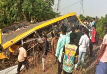 Tamil Nadu: स्कूल वैन की ट्रेन से टक्कर, दो छात्रों की मौत, कई घायल Tamil Nadu: स्कूल वैन की ट्रेन से टक्कर, दो छात्रों की मौत, कई घायल