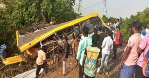 Tamil Nadu: स्कूल वैन की ट्रेन से टक्कर, दो छात्रों की मौत, कई घायल