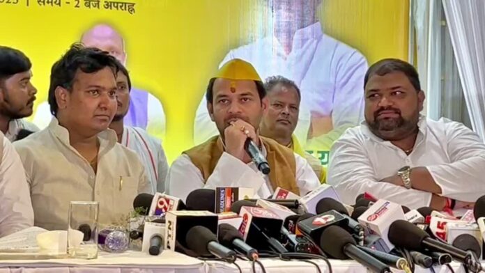 Bihar News: तेज प्रताप यादव ने VVIP पार्टी से किया गठबंधन, बिहार चुनाव में ‘हेलीकॉप्टर बाबा’ के साथ उतरेंगे मैदान में Bihar News: तेज प्रताप यादव ने VVIP पार्टी से किया गठबंधन, बिहार चुनाव में ‘हेलीकॉप्टर बाबा’ के साथ उतरेंगे मैदान में