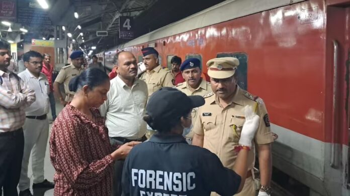 Mumbai-Kushinagar Express à¤®à¥à¤ à¤¬à¤à¥à¤à¥ à¤à¤¾ à¤¶à¤µ à¤®à¤¿à¤²à¤¨à¥ à¤¸à¥ à¤¸à¤¨à¤¸à¤¨à¥, à¤¬à¤¾à¤¥à¤°à¥à¤® à¤à¥ à¤à¥à¤¡à¤¼à¥à¤¦à¤¾à¤¨ à¤®à¥à¤ à¤®à¤¿à¤²à¤¾ à¤¶à¤µ