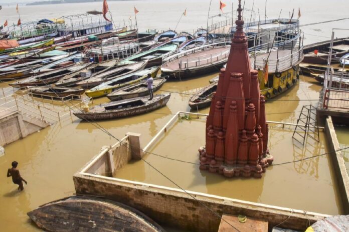 उत्तर प्रदेश में बाढ़ का कहर, 13 जिलों में संकट, गंगा-यमुना खतरे के निशान से ऊपर उत्तर प्रदेश में बाढ़ का कहर, 13 जिलों में संकट, गंगा-यमुना खतरे के निशान से ऊपर