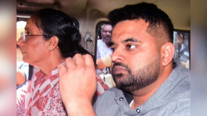 Prajwal Revanna Rape Case: रेप मामले में पूर्व सांसद प्रज्वल रेवन्ना को उम्रकैद, 10 लाख रुपये का जुर्माना Prajwal Revanna Rape Case: रेप मामले में पूर्व सांसद प्रज्वल रेवन्ना को उम्रकैद, 10 लाख रुपये का जुर्माना