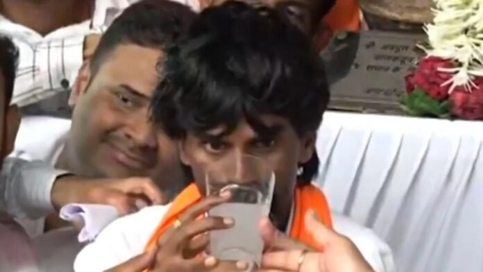 Maratha Reservation: Manoj Jarange ने तोड़ी भूख हड़ताल, सरकार ने मांगे मानी