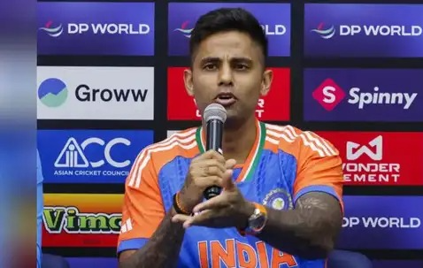 Asia Cup 2025 फाइनल में भारत की जीत के बाद विवाद, पाक पत्रकार पर भड़के सूर्यकुमार यादव कहा “मेरी ट्रॉफी मेरी टीम है” Asia Cup 2025 फाइनल में भारत की जीत के बाद विवाद, पाक पत्रकार पर भड़के सूर्यकुमार यादव कहा “मेरी ट्रॉफी मेरी टीम है”