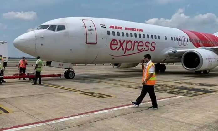 Varanasi News: वाराणसी में एयर इंडिया एक्सप्रेस फ्लाइट में मिड-एयर ड्रामा, यात्री ने खोला कॉकपिट का दरवाज़ा Varanasi News: वाराणसी में एयर इंडिया एक्सप्रेस फ्लाइट में मिड-एयर ड्रामा, यात्री ने खोला कॉकपिट का दरवाज़ा