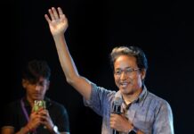 Sonam Wangchuk Arrested: पर्यावरण कार्यकर्ता Sonam Wangchuk गिरफ्तार, NGO का विदेशी फंडिंग लाइसेंस रद्द Sonam Wangchuk Arrested: पर्यावरण कार्यकर्ता Sonam Wangchuk गिरफ्तार, NGO का विदेशी फंडिंग लाइसेंस रद्द