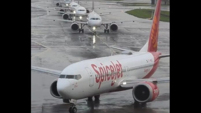 कांडला से मुंबई आ रही स्पाइसजेट फ्लाइट की इमरजेंसी लैंडिंग, टेकऑफ के दौरान रनवे पर गिरा पहिया