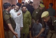 ‘I Love Muhammad’ अभियान के समर्थन में प्रदर्शन के बाद Maulana Tauqeer Raza सहित आठ गिरफ्तार 'I Love Muhammad' अभियान के समर्थन में प्रदर्शन के बाद Maulana Tauqeer Raza सहित आठ गिरफ्तार