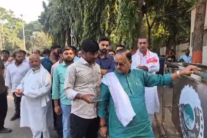 Bihar Election: NDA में सीट बंटवारे पर घमासान, JDU नाराज़, Gopal Mandal ने सीएम आवास के बाहर किया प्रदर्शन Bihar Election: NDA में सीट बंटवारे पर घमासान, JDU नाराज़, Gopal Mandal ने सीएम आवास के बाहर किया प्रदर्शन