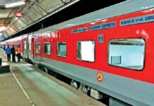 Indian Railway की महिला ने उड़ाई धज्जियां, देरी से नाराज महिला यात्री का सवाल बना वायरल, “सुरक्षा का जिम्मेदारा कौन होगा” Indian Railway की महिला ने उड़ाई धज्जियां, देरी से नाराज महिला यात्री का सवाल बना वायरल, "सुरक्षा का जिम्मेदारा कौन होगा"
