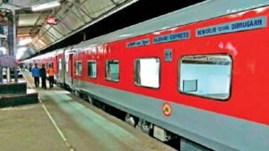 Indian Railway की महिला ने उड़ाई धज्जियां, देरी से नाराज महिला यात्री का सवाल बना वायरल, "सुरक्षा का जिम्मेदारा कौन होगा"