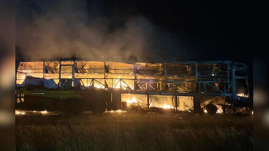 Andhra Pradesh Bus Accident: कुर्नूल में हैदराबाद-बेंगलुरु रोड पर बस में आग, 20 की मौत Andhra Pradesh Bus Accident: कुर्नूल में हैदराबाद-बेंगलुरु रोड पर बस में आग, 20 की मौत