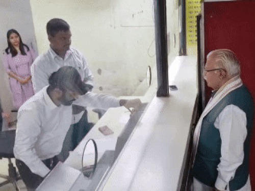 Manohar Lal Khattar News: पूर्व मुख्यमंत्री मनोहर लाल खट्टर ने एक करोड़ में बेची अपनी पैतृक जमीन Manohar Lal Khattar News: पूर्व मुख्यमंत्री मनोहर लाल खट्टर ने एक करोड़ में बेची अपनी पैतृक जमीन