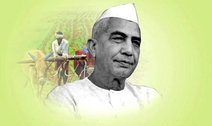 Chaudhary Charan Singh — The story of the leader of agrarian politics who rose to the office of Prime Minister.
